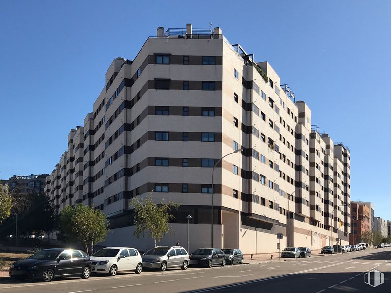 Local en alquiler y venta en Calle Puentedey, 5, Villa de Vallecas, Madrid, 28031 con coche, cielo, edificio, día, propiedad, vehículo, ventana, bloque de torre, diseño urbano y árbol alrededor