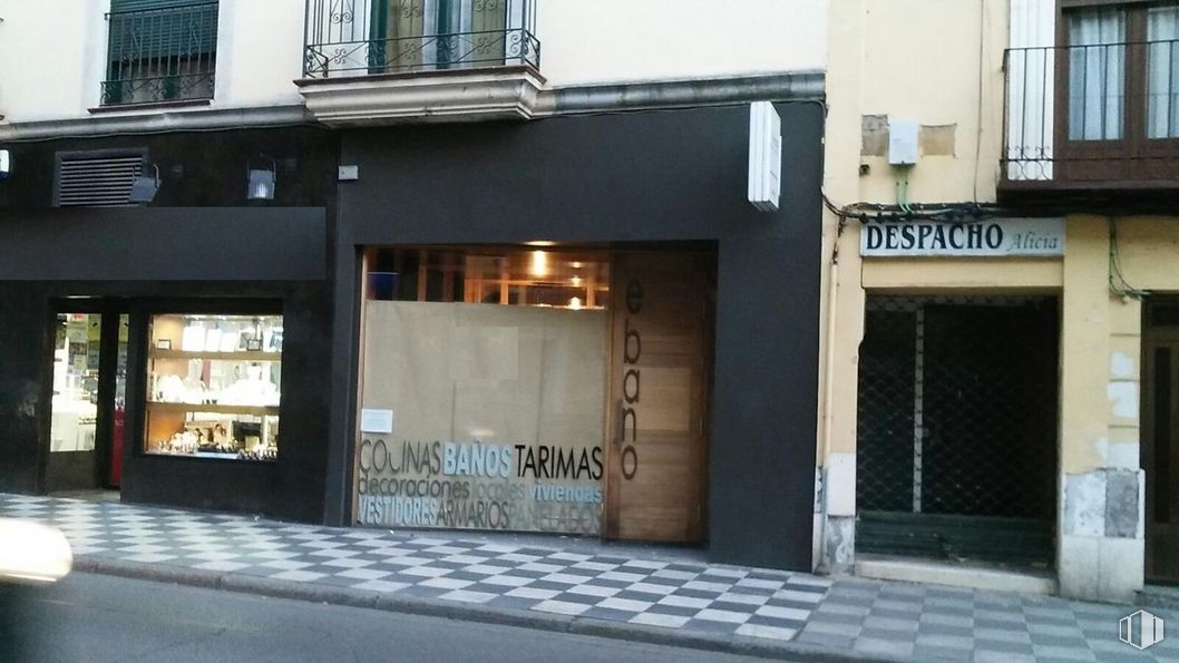 Retail for rent at Calle Calderón de la Barca, Cuenca, 16001 with window, door, building, fixture, road surface, facade, real estate, city, house and composite material around