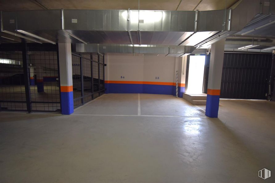 Retail for sale at Zona Evangelina Nogales de la Morena, Colmenar Viejo, Madrid, 28770 with building, field house, hall, floor, flooring, parking, house, ceiling, sports and parking lot around