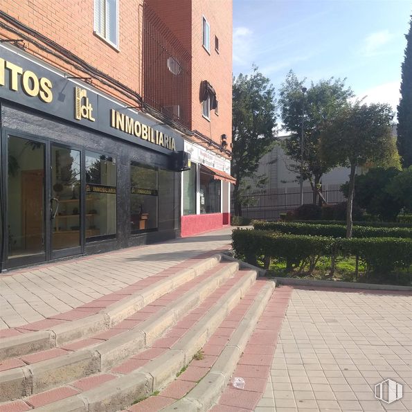 Local en alquiler en Calle Frómista, Fuenlabrada, Madrid, 28941 con ventana, planta, cielo, superficie de la carretera, infraestructura, nube, árbol, diseño urbano, barrio y carretera alrededor