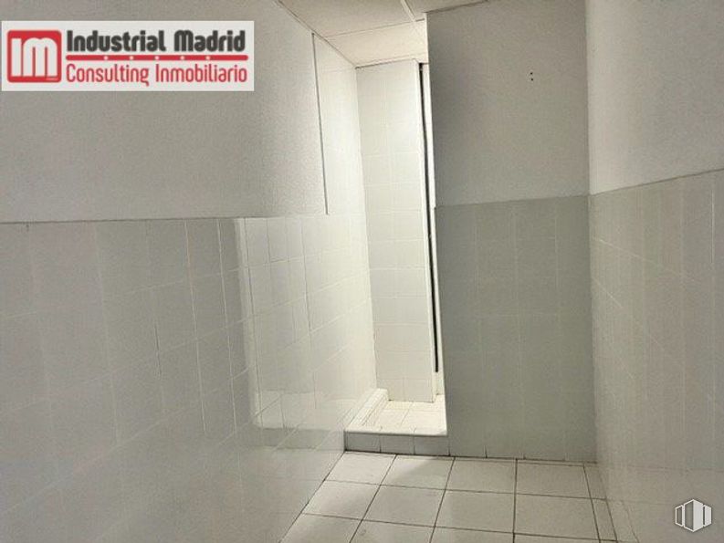 Nave en venta en Polígono Industrial San Fernando, San Fernando de Henares, Madrid, 28830 con rectángulo, propiedad material, tintes y sombras, material compuesto, techo, accesorio, pavimento, fuente, paralelo y edificio alrededor