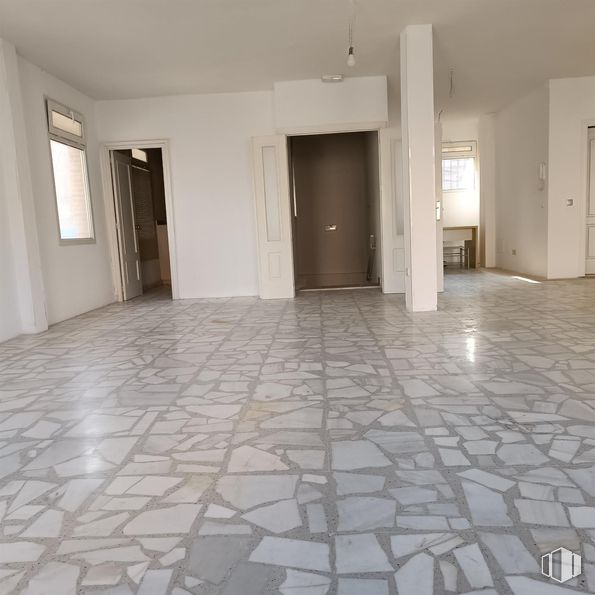 Office for rent at Avenida Constitución, Móstoles, Madrid, 28931 with door, window, fixture, tile flooring, flooring, floor, composite material, hall, road surface and building material around