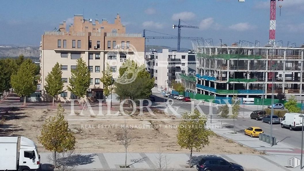 Suelo en venta en Avenida de Europa, Arganda del Rey, Madrid, 28500 con edificio, coche, vehículo terrestre, cielo, día, vehículo, planta, infraestructura, nube y árbol alrededor