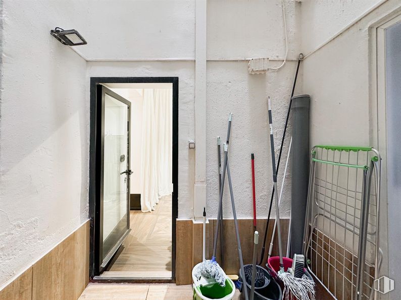 Local en alquiler en Calle Lagasca, Salamanca, Madrid, 28001 con puerta, madera, casa, suelo, suelos, edificio, equipamiento deportivo, puerta de casa, madera dura y suministro doméstico alrededor