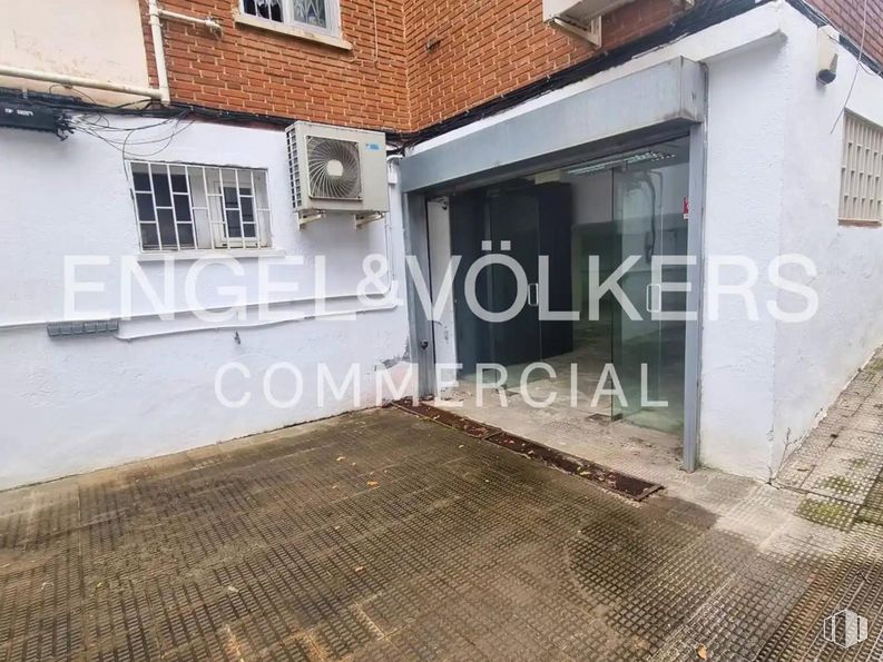 Retail for sale & for rent at Calle Ramón Fort, Ciudad Lineal, Madrid, 28033 with window, fixture, building, road surface, wood, asphalt, floor, door, font and composite material around