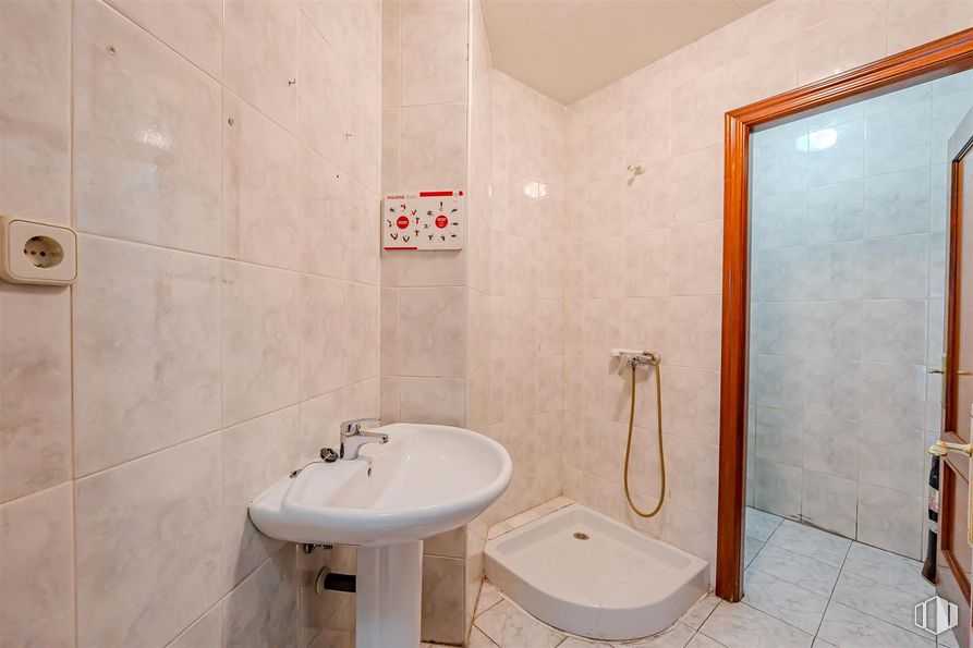 Local en venta en Avenida Federico Rubio y Galí, Tetuán, Madrid, 28039 con fregadero, grifo, accesorios de fontanería, propiedad, lavabo, cuarto de baño, edificio, interiorismo, arquitectura y fluido alrededor