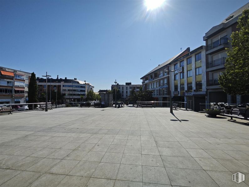 Retail for rent at Calle Mieses, 5, Majadahonda, Madrid, 28220 with building, sky, cloud, road surface, window, asphalt, architecture, tree, urban design and neighbourhood around