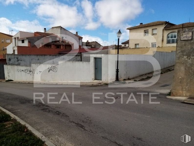 Land for sale at Casco urbano, Pioz, Guadalajara, 19162 with house, cloud, sky, building, road surface, plant, asphalt, window, land lot and urban design around