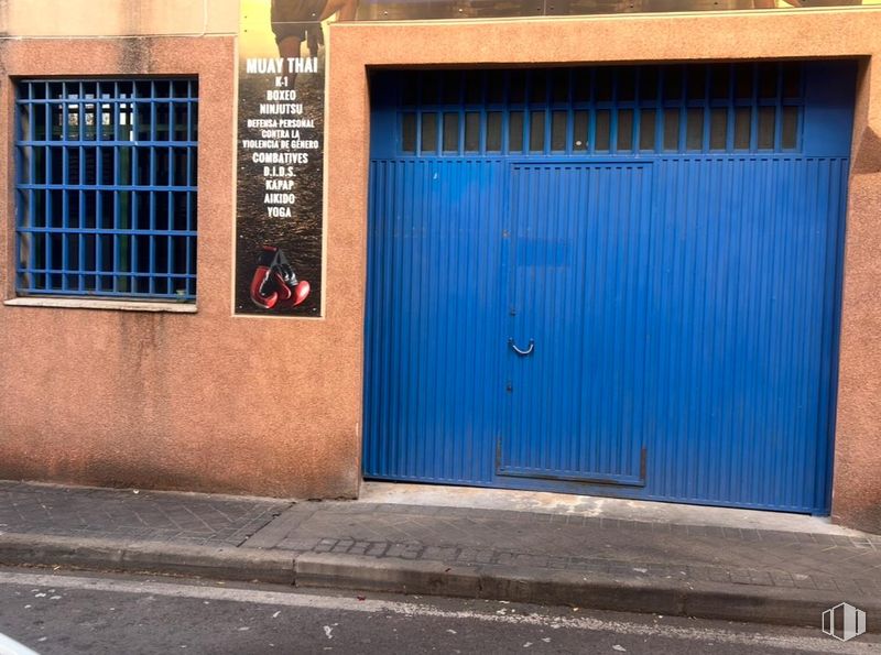 Local en alquiler y venta en Calle Concepción, 20, Leganés, Madrid, 28917 con ventana, puerta, azul, pared, material compuesto, hormigón, albañilería, metal, ladrillo y puerta de casa alrededor