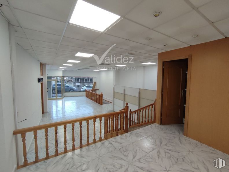 Retail for rent at Zona centro, El Escorial, Madrid, 28280 with door, lighting, hall, wood, building, floor, flooring, hardwood, ceiling and laminate flooring around