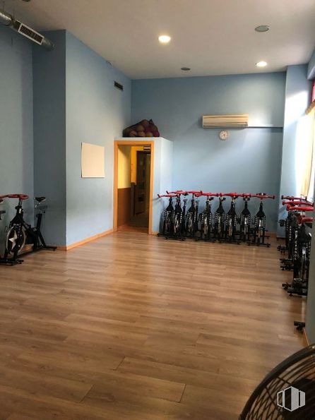 Local en alquiler y venta en Calle Alcobendas, 3, Leganés, Madrid, 28914 con neumático, rueda, madera, hall, bicicleta, interiorismo, suelos, suelo, edificio y cortina alrededor