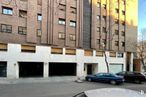 Retail for rent at Calle Fernández de la Hoz, 46, Chamberí, Madrid, 28010 with car, building, automotive parking light, daytime, property, window, architecture, condominium, urban design and vehicle around