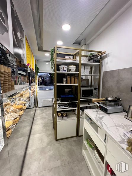 Local en alquiler en Calle Toledo, Centro, Madrid, 28005 con ebanistería, mueble, interiorismo, suelos, suelo, estantería, estante, techo, venta al por menor y silla alrededor