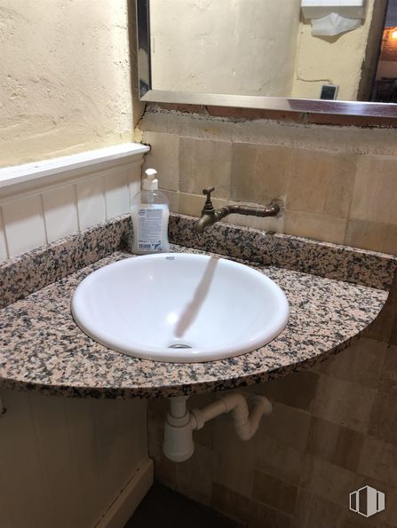 Local en venta en Zona Parque Tecnológico, Tres Cantos, Madrid, 28760 con fregadero, productos envasados, marrón, grifo, accesorios de fontanería, lavabo, propiedad, espejo, cuarto de baño y madera alrededor