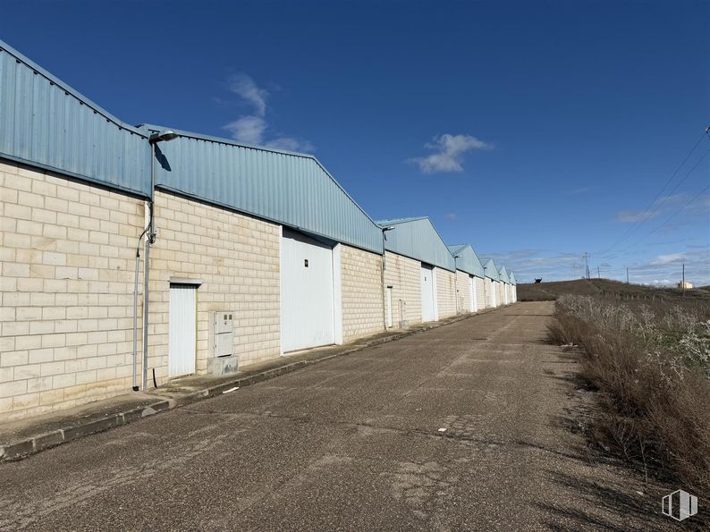 Industrial for sale at Calle León, Magán, Toledo, 45590 with door, composite material, concrete, building material, shade, daylighting, siding and shadow around