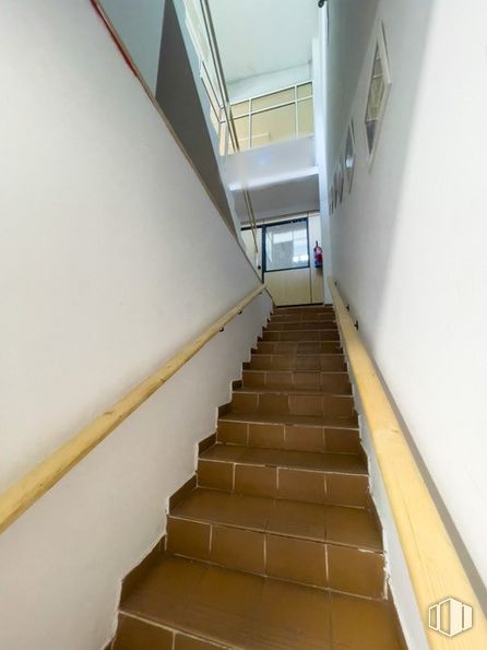 Industrial for sale & for rent at Calle York, Las Rozas de Madrid, Madrid, 28230 with building, stairs, fixture, window, wood, floor, flooring, house, composite material and symmetry around