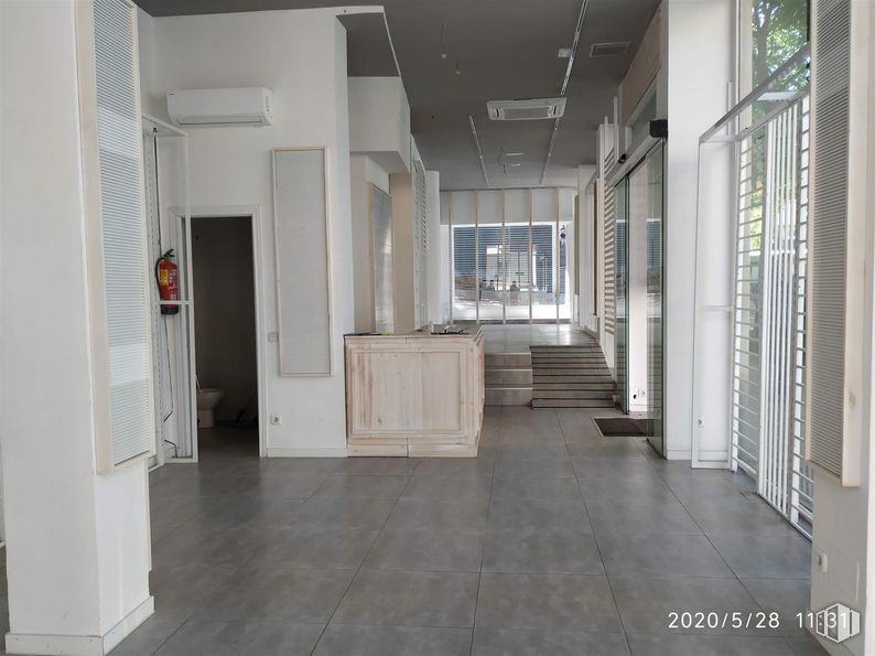 Retail for rent at Calle Ponferrada, 22, Fuencarral - El Pardo, Madrid, 28029 with cabinetry, flooring, floor, interior design, ceiling, tile flooring, composite material, glass, tile and silver around