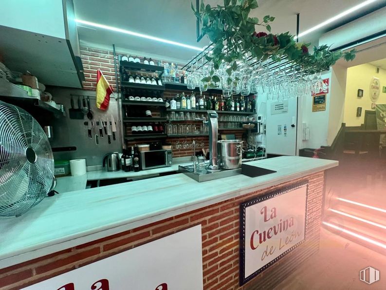 Retail for sale at Calle Cava Baja, Centro, Madrid, 28005 with mechanical fan, restaurant, sign and bar around