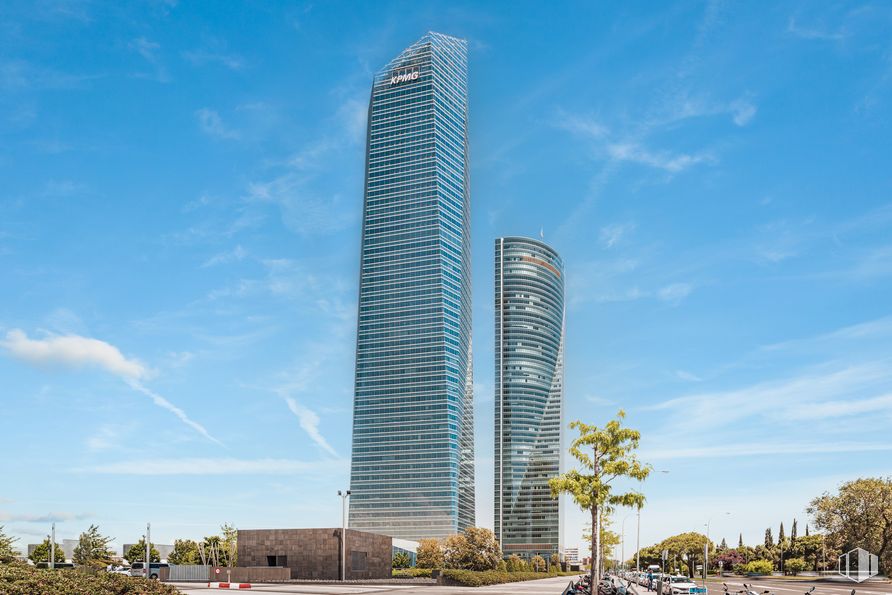 Office for rent at Torre Cristal, Paseo Castellana, 259 C, Fuencarral - El Pardo, Madrid, 28046 with building, sky, cloud, skyscraper, plant, tower, urban design, tower block, condominium and tree around