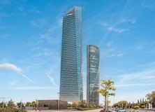 Office for rent at Torre Cristal, Paseo Castellana, 259 C, Fuencarral - El Pardo, Madrid, 28046 with building, sky, cloud, skyscraper, plant, tower, urban design, tower block, condominium and tree around