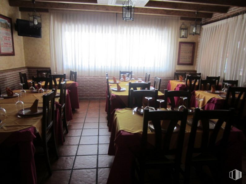 Retail for sale at C.C.Los Arenales, Los Arenales, El Casar, Guadalajara, 19170 with chair, table, furniture, building, textile, curtain, interior design, tablecloth, floor and wood around