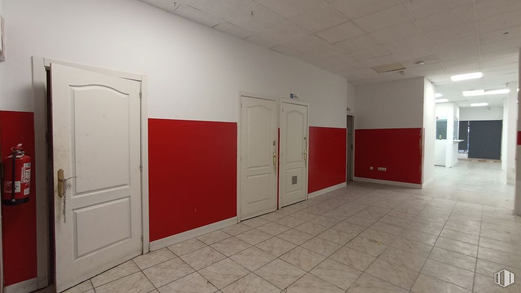 Retail for rent at Calle Nazaret, Fuenlabrada, Madrid, 28941 with door, fixture, flooring, floor, wood, ceiling, handle, event, hall and hardwood around