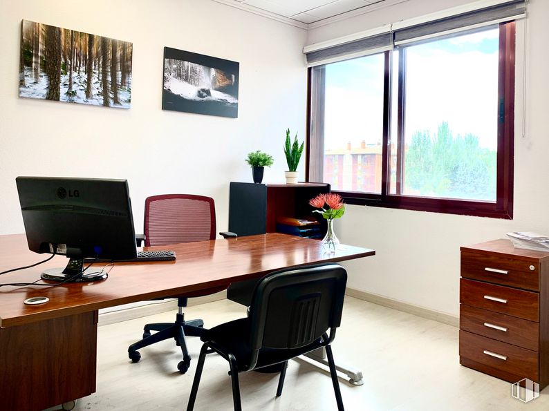 Oficina en alquiler en Edificio Barragán, Calle Ronda de Poniente, 7, Torrejón de Ardoz, Madrid, 28850 con ebanistería, silla, mesa, planta, mueble, propiedad, ordenador, ventana, maceta, computadora personal y edificio alrededor