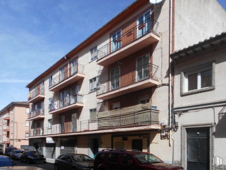 Retail for sale at Calle Virgen de Covadonga, Ávila, 05005 with car, window, building, door, tire, wheel, sky, vehicle, urban design and house around