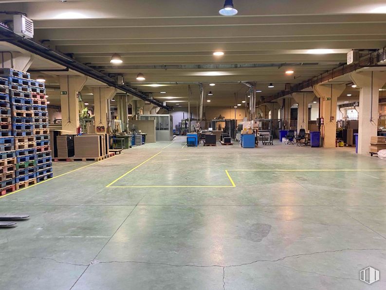 Industrial for sale at Zona industrial, Arganda del Rey, Madrid, 28500 with building, flooring, floor, hall, city, ceiling, retail, tile flooring, commercial building and automotive design around