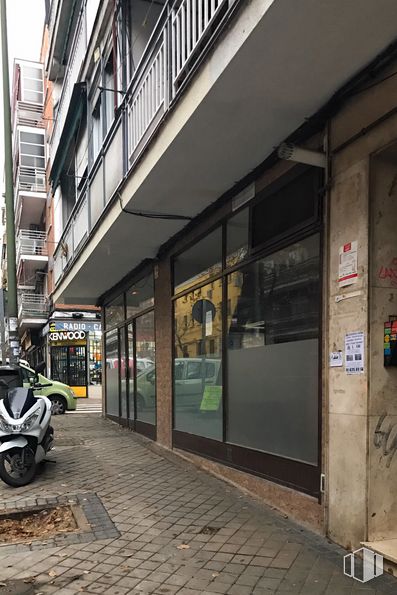 Local en alquiler en Calle Lorenzo González, 14, Ciudad Lineal, Madrid, 28017 con neumático, motocicleta, edificio, rueda, vehículo, superficie de carretera, puerta, planta, acera y casa alrededor