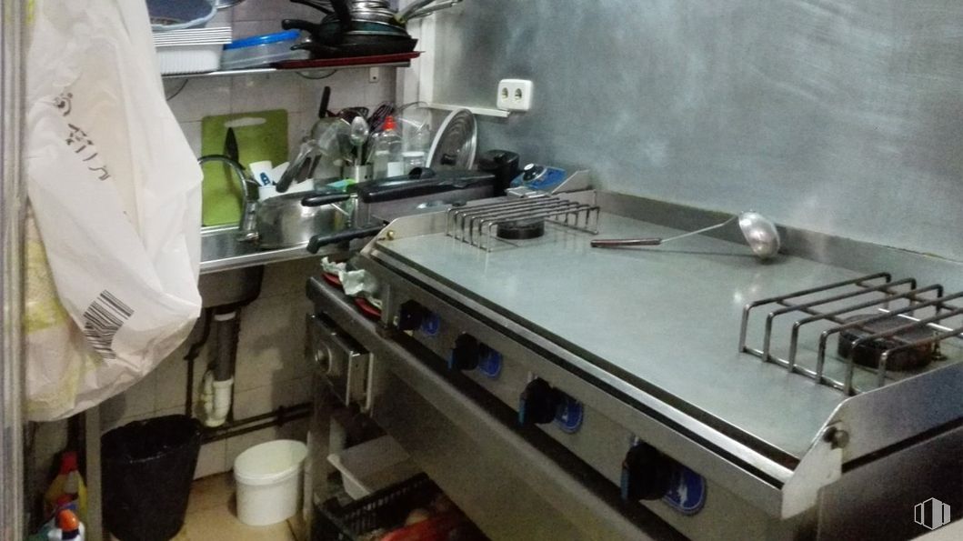 Retail for sale at Avenida Dos de Mayo, Móstoles, Madrid, 28934 with kitchen appliance, gas, machine, motor vehicle, table, service, room, windshield, sink and hood around