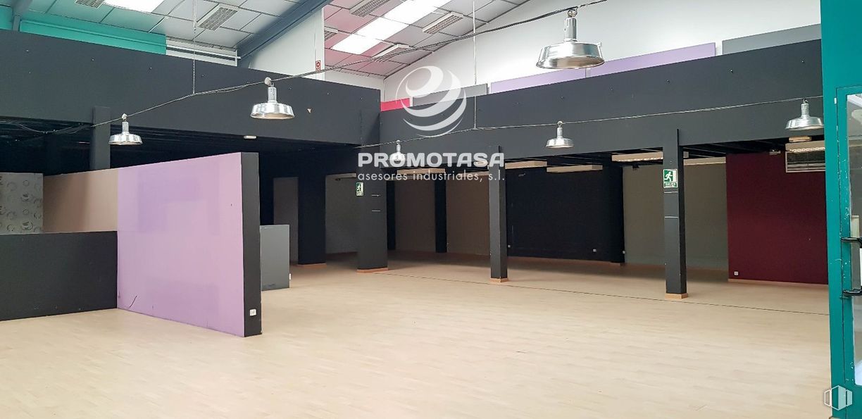 Industrial for sale & for rent at Polígono El Malvar, Arganda del Rey, Madrid, 28500 with light fixture, flooring, floor, ceiling, metal, concrete, transparency, cleanliness and aluminium around