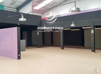 Nave en alquiler y venta en Polígono El Malvar, Arganda del Rey, Madrid, 28500 con lámpara, suelos, suelo, techo, metal, hormigón, transparencia, limpieza y aluminio alrededor