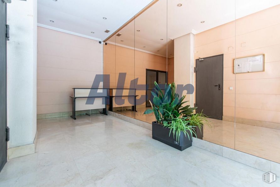 Local en venta en Avenida Pablo Iglesias, Moncloa - Aravaca, Madrid, 28039 con puerta, planta de interior, maceta, planta, propiedad, mueble, madera, interiorismo, suelos y suelo alrededor