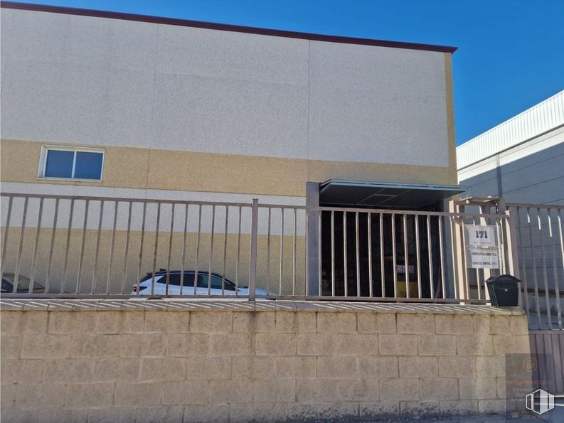 Nave en alquiler en Avenida Monte Boyal, Casarrubios del Monte, Toledo, 45950 con coche, edificio, valla, casa, cielo, neumático, pared, inmobiliario, fachada y rueda alrededor