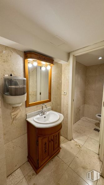 Local en alquiler en Paseo Castellana, 192, Chamartín, Madrid, 28046 con espejo, fregadero, mueble de baño, ebanistería, lavabo, accesorios de fontanería, pared, cuarto de baño, interiorismo y suelos alrededor