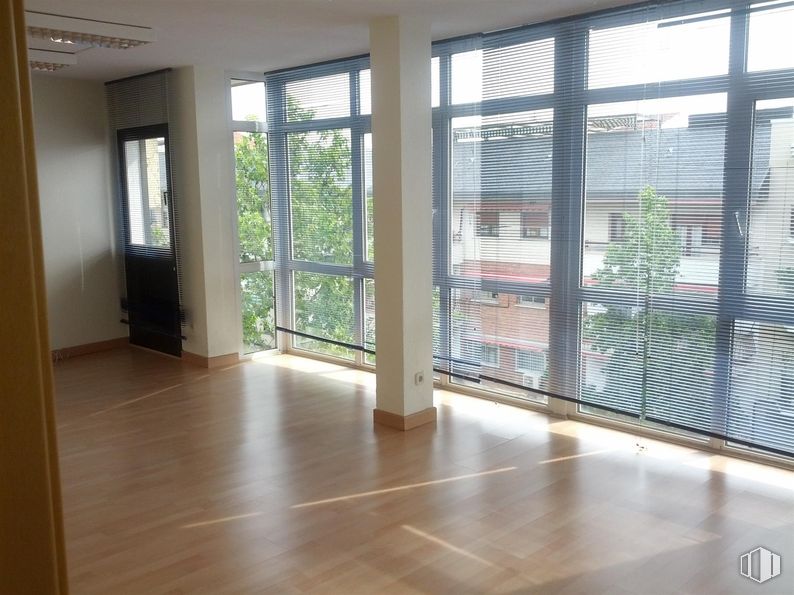 Oficina en alquiler en Calle Gran Vía, 28, Majadahonda, Madrid, 28220 con suelos, madera, suelo, interiorismo, apartamento, suelos de madera, vidrio, madera dura, tinte para madera y iluminación natural alrededor