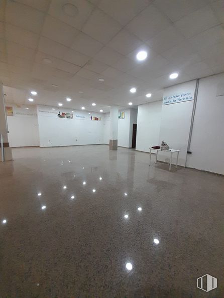 Local en alquiler en Calle Catamarán, 9, Arganda del Rey, Madrid, 28500 con mesa, pasillo, piso, pavimentos, techo, arte, espacio, evento, vidrio y madera alrededor