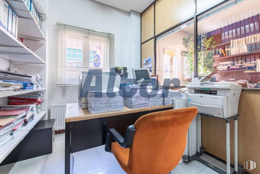 Local en venta en Calle Centenera, Ciudad Lineal, Madrid, 28017 con silla, impresora, estantería, planta de interior, ventana, mueble, escritorio, propiedad, mesa y edificio alrededor