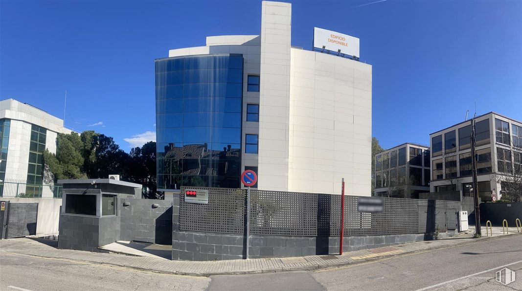 Oficina en alquiler y venta en Calle López Santos, 4, Las Rozas de Madrid, Madrid, 28230 con edificio, cielo, durante el día, diseño urbano, bloque de pisos, ventana, zona residencial, inmobiliario, casa y edificio comercial alrededor