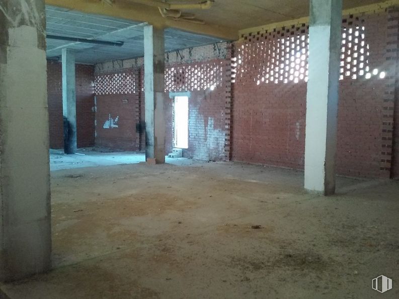 Retail for rent at Urbanización Parque Sol, Cuenca, 16004 with wood, floor, flooring, composite material, hall, ceiling, gas, building material, tints and shades and concrete around