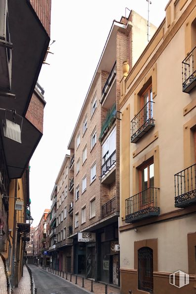 Retail for sale & for rent at Calle Sol, 18, Talavera de la Reina, Toledo, 45600 with building, window, property, sky, infrastructure, road surface, urban design, neighbourhood, house and residential area around