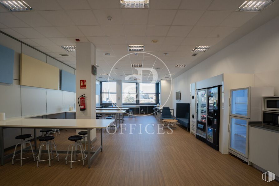 Oficina en alquiler en Avenida Industria, Alcobendas, Madrid, 28108 con taburete, mesa, silla, interiorismo, mueble, suelos, techo, suelo, alumbrado y lámpara alrededor