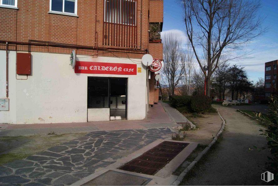 Local en venta en Calle Calderón de la Barca, 6, Alcobendas, Madrid, 28100 con ventana, edificio, casa, puerta, planta, nube, cielo, superficie de la carretera, árbol y asfalto alrededor