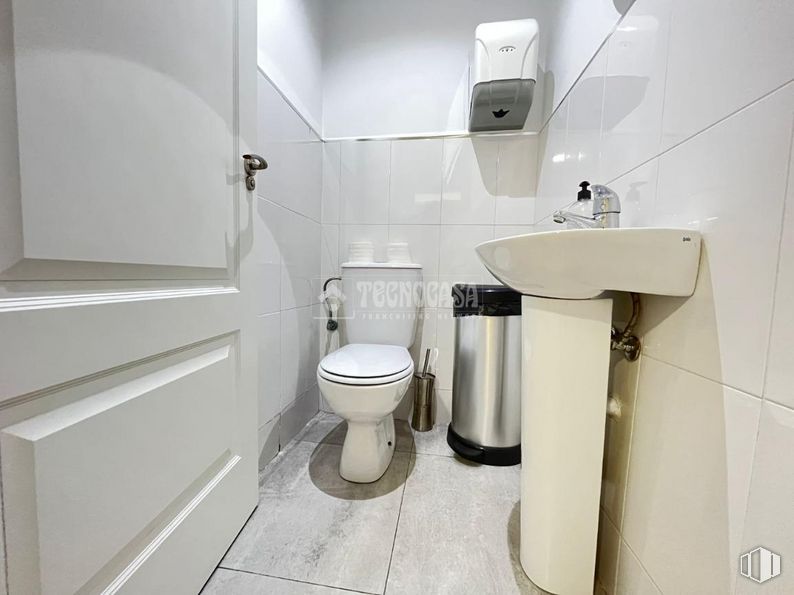 Retail for sale at Barrio San Nicasio, Leganés, Madrid, 28913 with toilet, sink, plumbing fixture, bathroom sink, toilet seat, bathroom, toilet paper, tap, purple and paper towel holder around