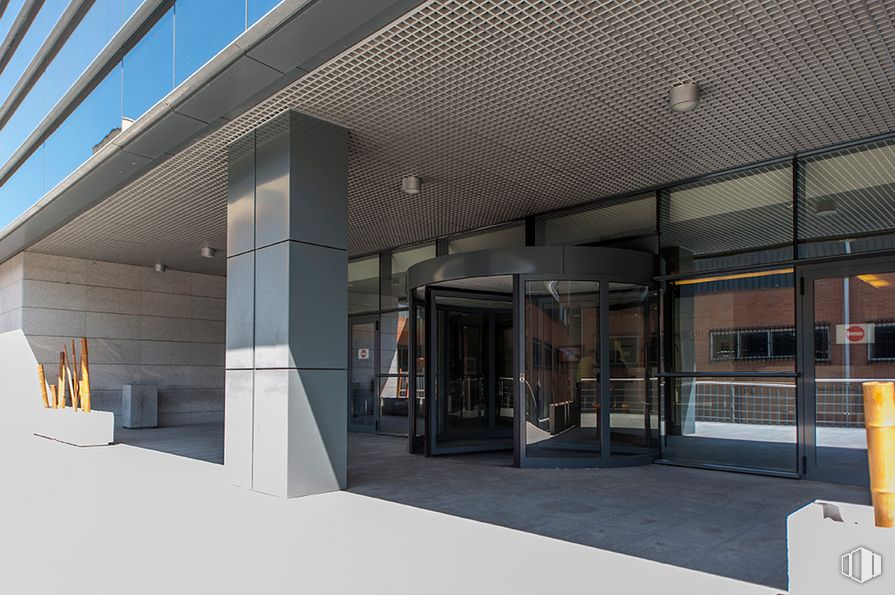 Office for rent at Edificio Data, Calle Sepúlveda, 17, Alcobendas, Madrid, 28100 with lighting, door, fixture, shade, floor, wall, flooring, composite material, facade, real estate and commercial building around