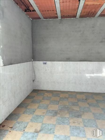 Retail for sale at Calle Rigoberta Menchú, Cuéllar, Segovia, 40200 with building, architecture, flooring, floor, tile flooring, wood, composite material, brickwork, building material and ceiling around