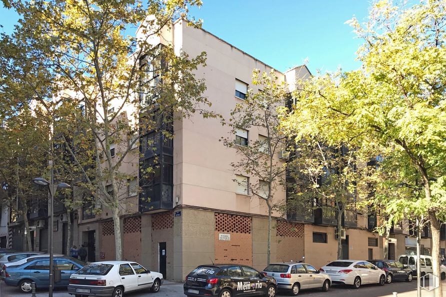 Local en alquiler y venta en Calle Buitrago, 1, Alcorcón, Madrid, 28921 con coche, edificio, luz de estacionamiento automotriz, neumático, vehículo terrestre, rueda, vehículo, cielo, ventana y planta alrededor