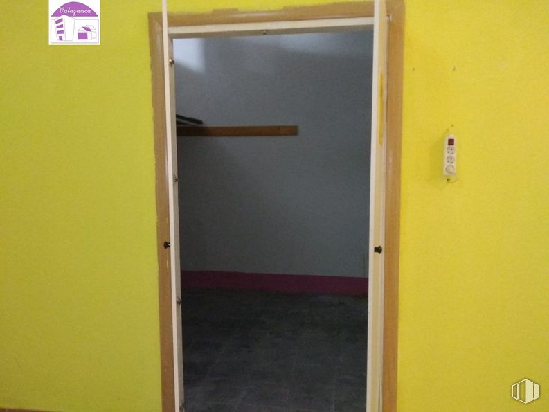 Local en alquiler en Zona Renfe, Parla, Madrid, 28980 con espejo, propiedad, puerta, accesorio, asa, amarillo, madera, exterior automotriz, pintura y puerta de casa alrededor