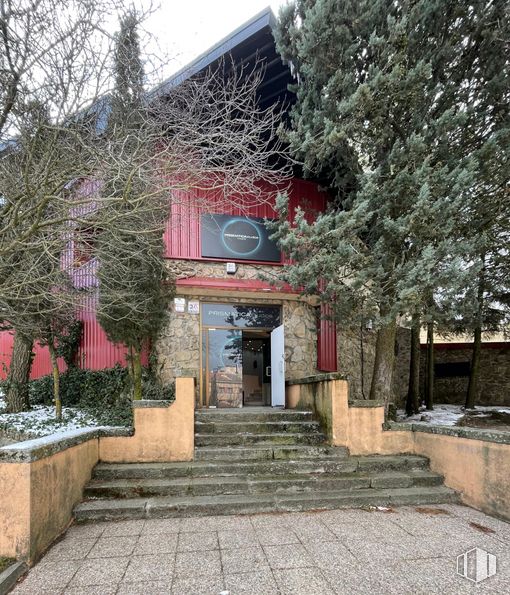 Local en alquiler en Zona Los Ángeles de San Rafael, El Espinar, Segovia, 40424 con casa, planta, edificio, arquitectura, árbol, cielo, pared, fachada, ladrillo y ocio alrededor